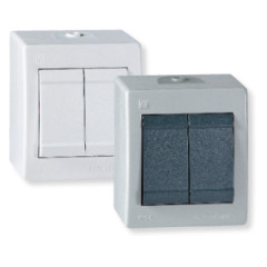 Vyp�na� �. 5 dvojit� s�riov� na povrch ~ IP44 �ed�